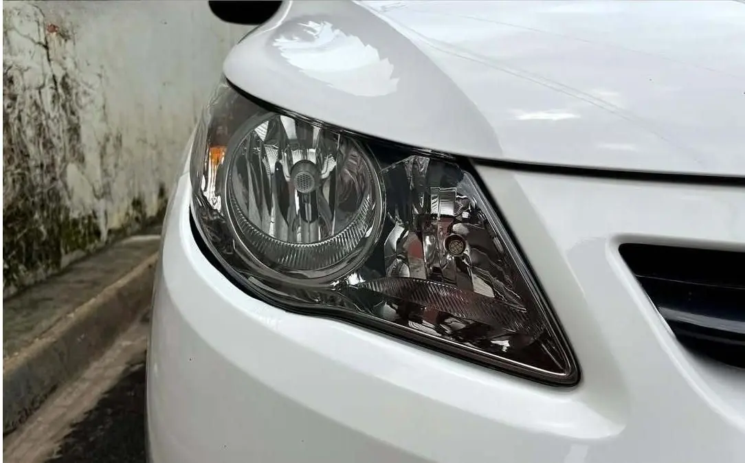 Restauração de farol de carro branco — depois