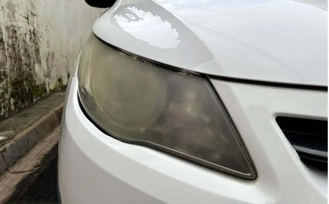 Restauração de farol de carro branco — antes